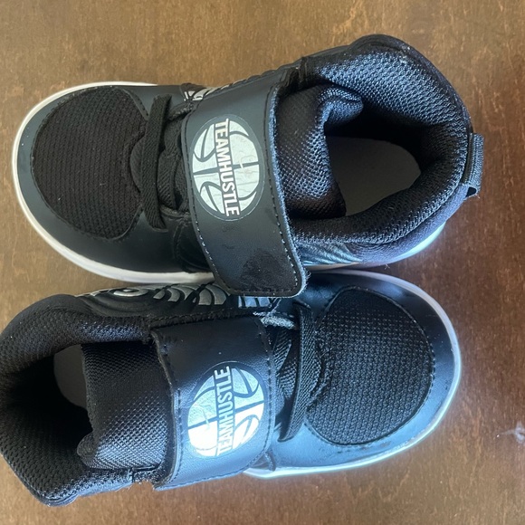 Nike Toddler Team Hustle Sneakers - Picture 5 of 7
